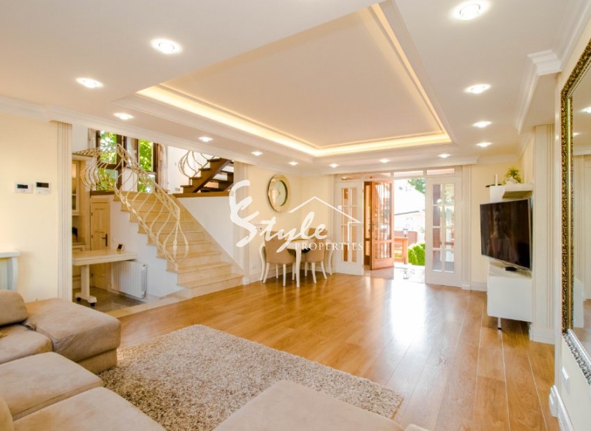 For sale comfortable luxury villa with pool and green areas in Ciudad Quesada, Costa Blanca