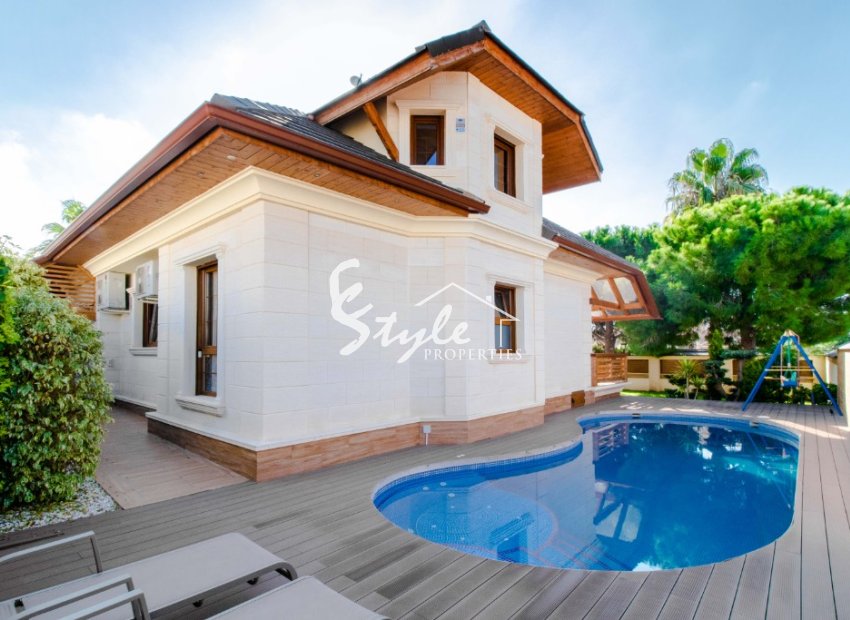 For sale comfortable luxury villa with pool and green areas in Ciudad Quesada, Costa Blanca