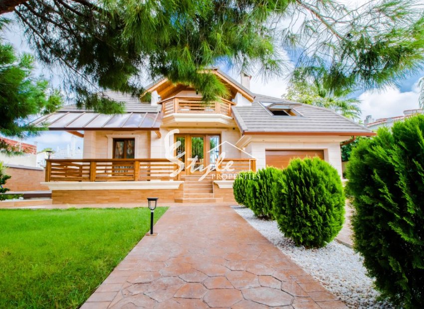 For sale comfortable luxury villa with pool and green areas in Ciudad Quesada, Costa Blanca
