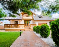 For sale comfortable luxury villa with pool and green areas in Ciudad Quesada, Costa Blanca