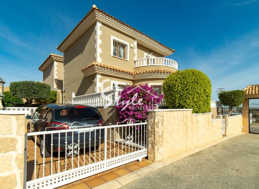 For sale detached house close to amenities in Los Altos, Torrevieja, Costa Blanca. ID3138
