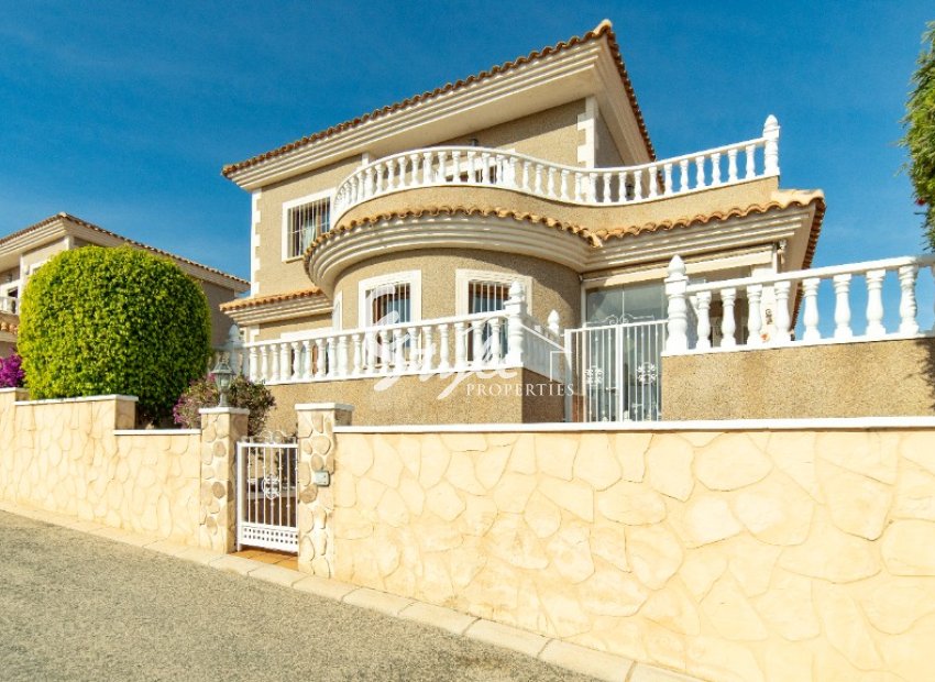 For sale detached house close to amenities in Los Altos, Torrevieja, Costa Blanca. ID3235
