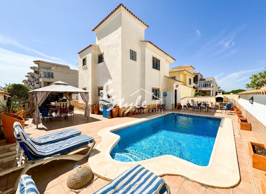 For sale detached house with private pool in Punta Prima, Orihuela Costa, Costa Blanca, Spain. ID2633