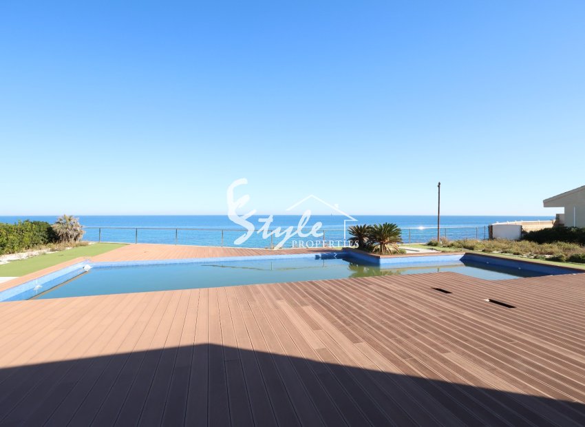 For sale frontline house with pool in Cabo Roig, Costa Blanca, Spain. ID1281