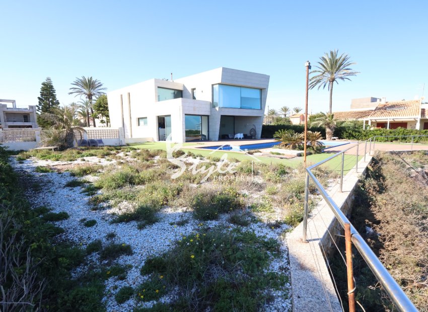 For sale frontline house with pool in Cabo Roig, Costa Blanca, Spain. ID1281