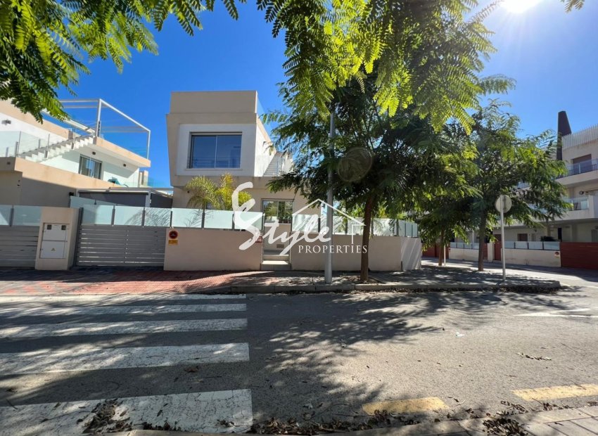 For sale modern villa near the beach in Mil Palmeras ,  Pilar de la Horadada, Torre de la Horadada, Costa Blanca. ID 2743