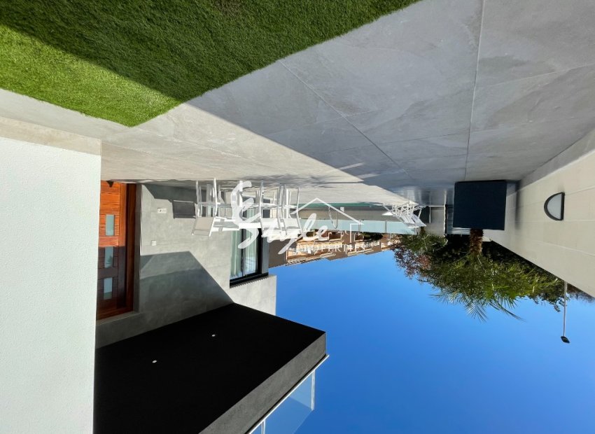 For sale new spacious villas with pool and garage in Los Altos