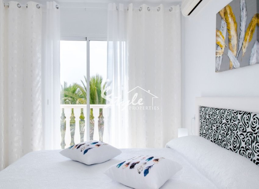 For sale renovated apartment with sea views in Calas Blancas de Torrevieja