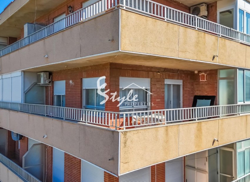 For sale spacious apartment 50m from the beach in Torrevieja, Costa Blanca, Spain. ID2351
