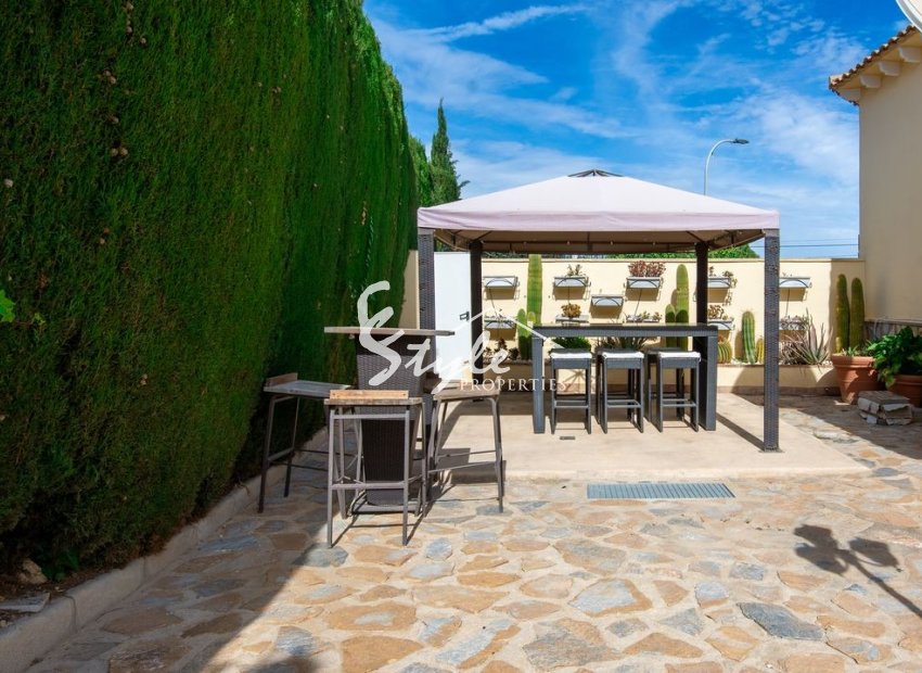 For sale spacious villa of 4 bedrooms in Algorfa, Costa Blanca, Spain. ID1929