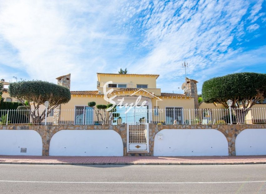 For sale spacious villa of 4 bedrooms in Algorfa, Costa Blanca, Spain. ID1929