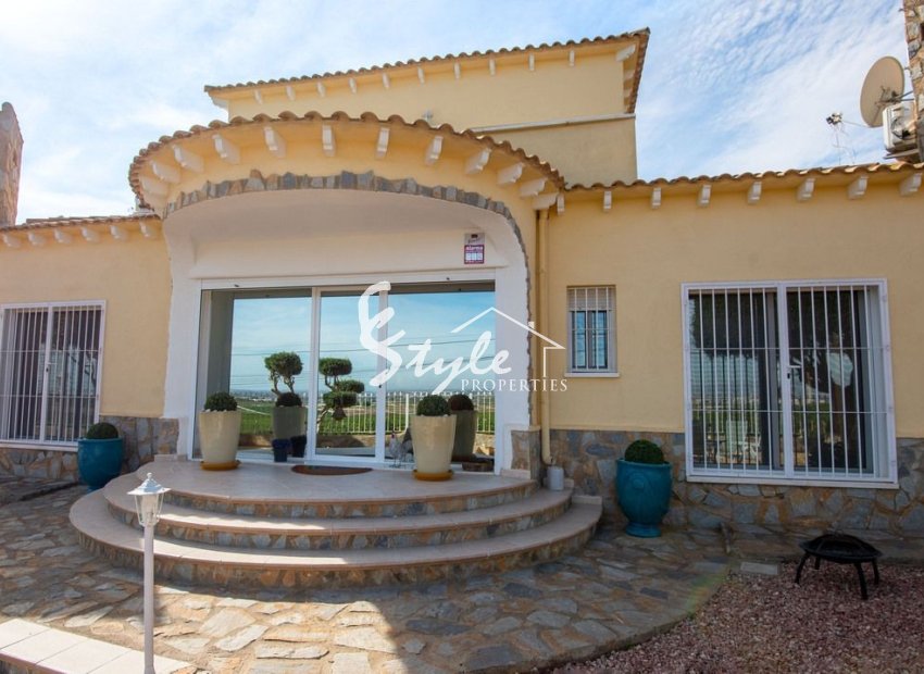 For sale spacious villa of 4 bedrooms in Algorfa, Costa Blanca, Spain. ID1929