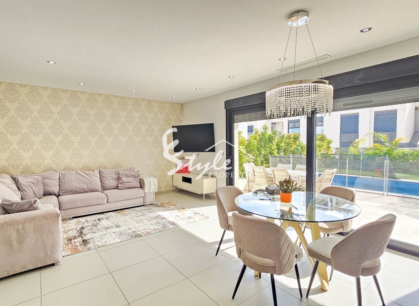 For sale stylish comfortable villa with private pool in quiet area of Cuidad Quesada, Costa Blanca, Spain. ID2328