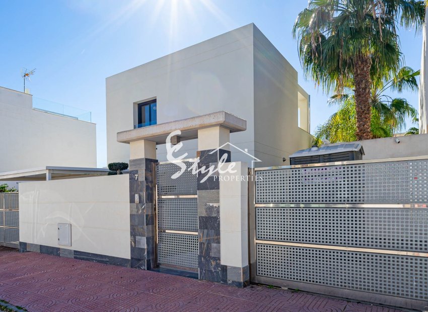 For sale stylish comfortable villa with private pool in quiet area of Cuidad Quesada, Costa Blanca, Spain. ID2328