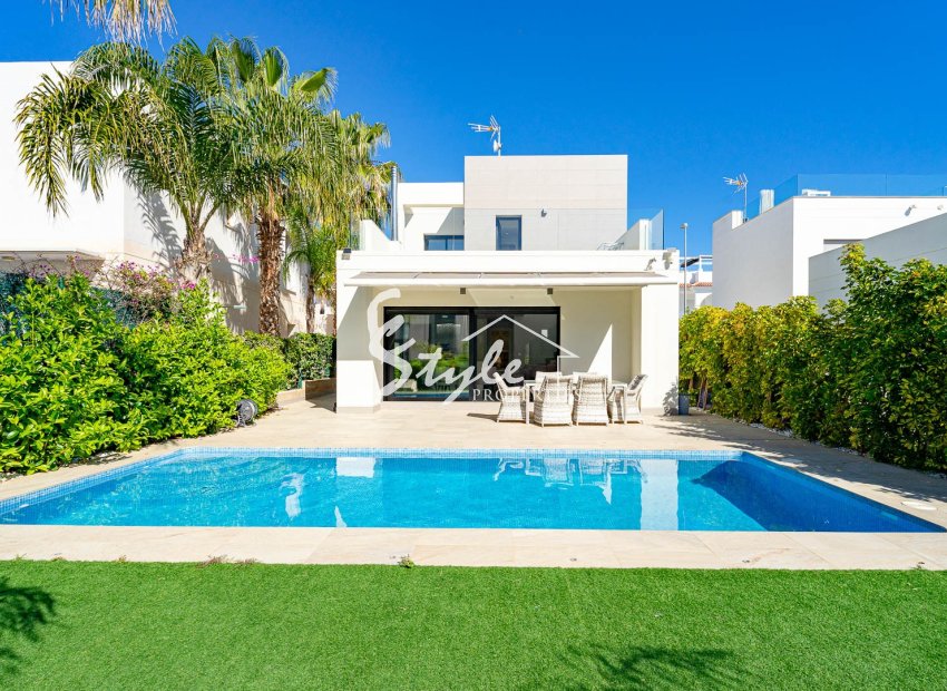 For sale stylish comfortable villa with private pool in quiet area of Cuidad Quesada, Costa Blanca, Spain. ID2328