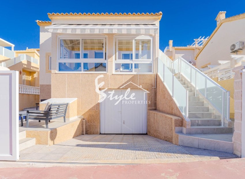 For sale sunny detached house in Urb. Palmeras, Los Altos, Orihuela Costa Blanca, Spain. ID2533