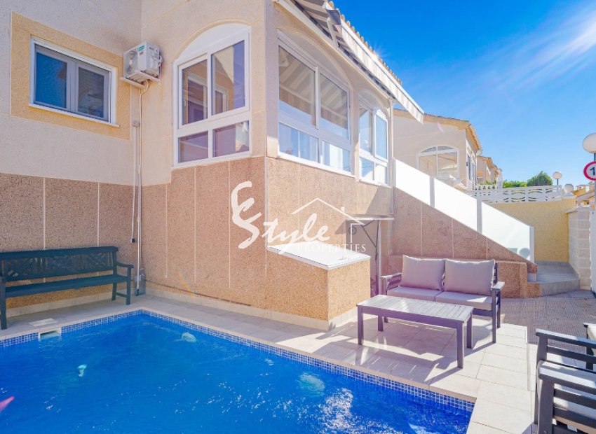 For sale sunny detached house in Urb. Palmeras, Los Altos, Orihuela Costa Blanca, Spain. ID2533