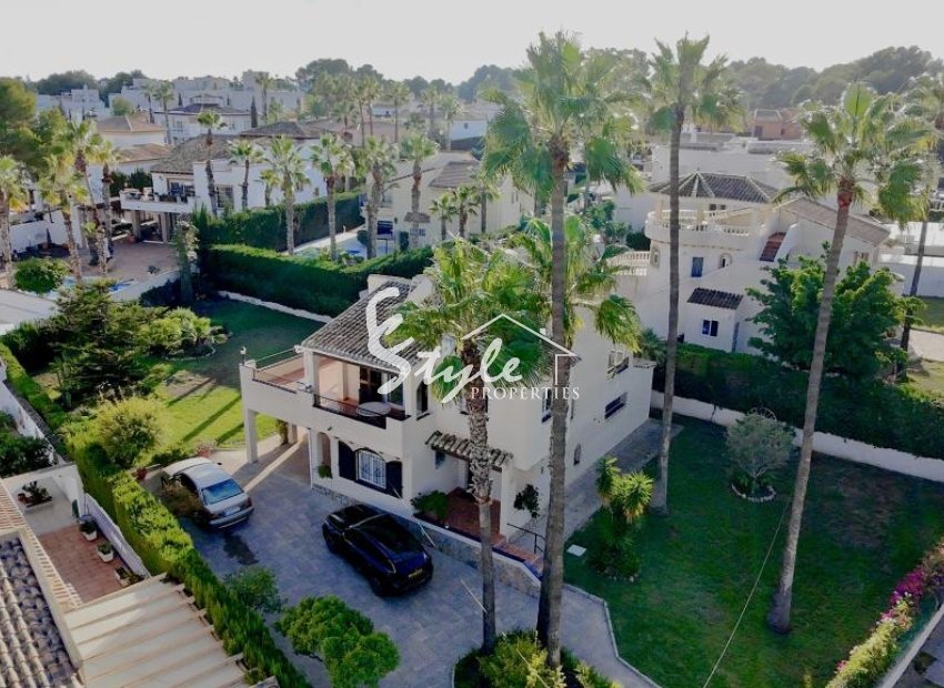 For sale villa close to Villamartin Golf, Orihuela Costa , Costa Blanca, Spain. ID 2796
