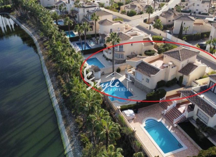 For sale villa in front of golf courses in Las Ramblas, Orihuela Costa, Spain. ID1440