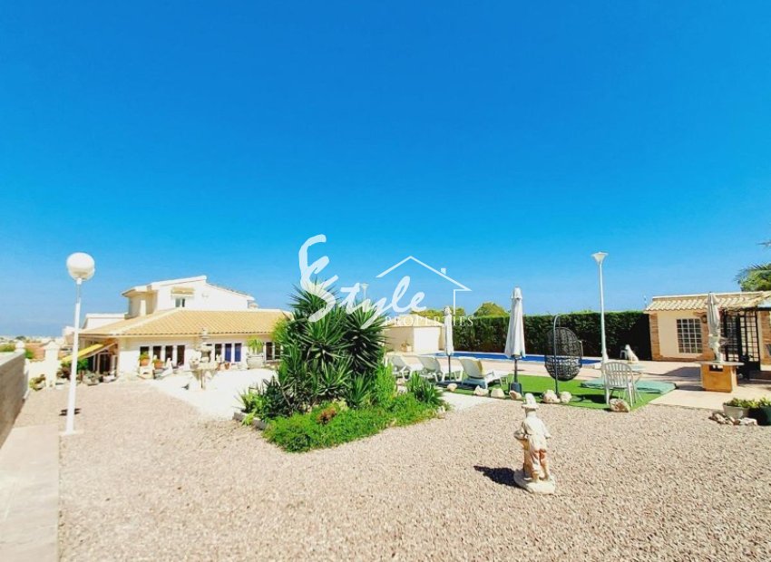 For sale villa overlooking the Campoamor Golf and the sea, Costa Blanca, Spain. ID1832