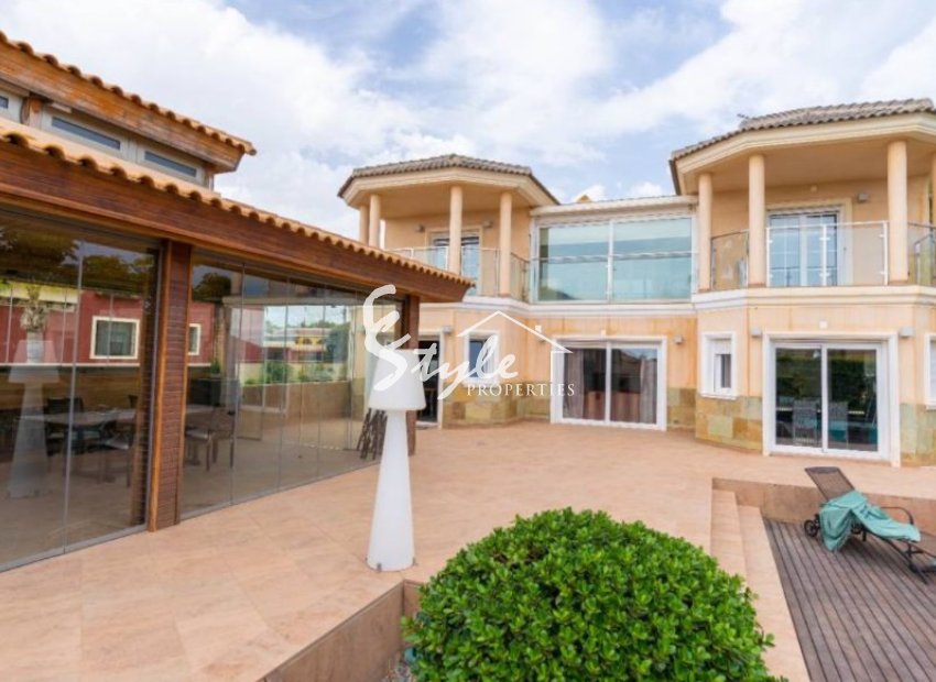 For sale villa with garden and pool in Torrevieja. ID 1814