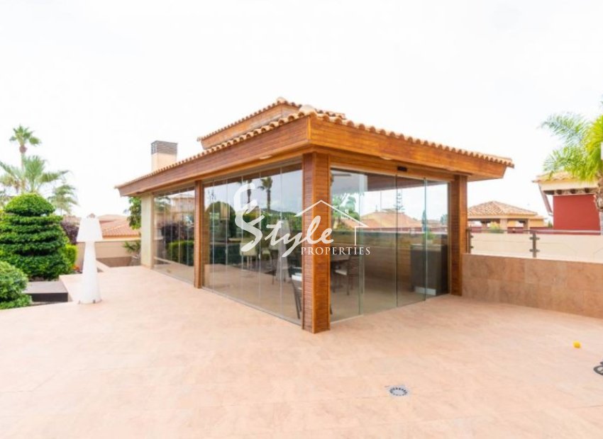 For sale villa with garden and pool in Torrevieja. ID 1814