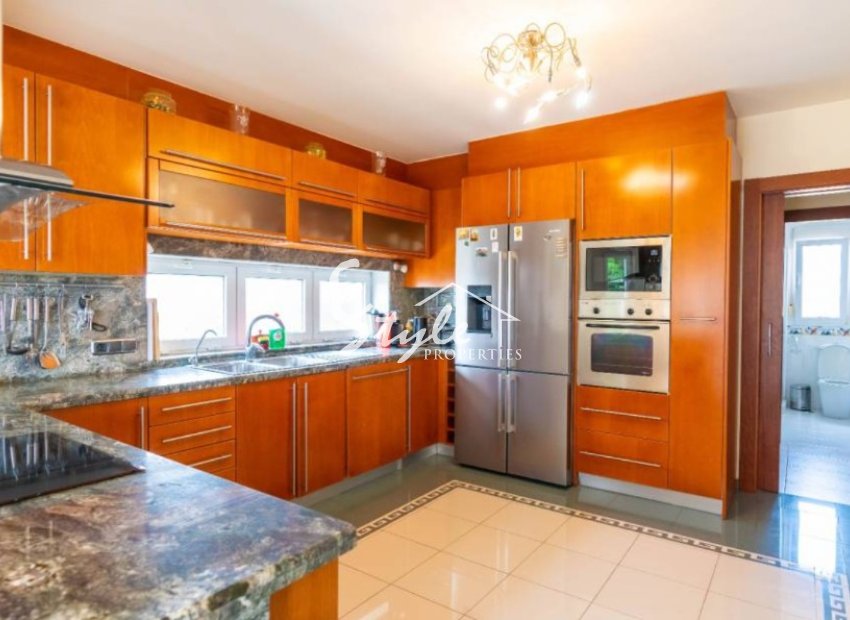 For sale villa with garden and pool in Torrevieja. ID 1814