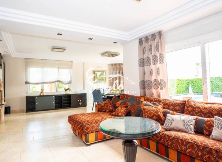 For sale villa with garden and pool in Torrevieja. ID 1814