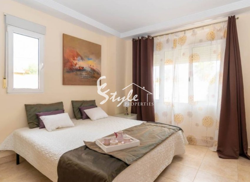 For sale villa with garden and pool in Torrevieja. ID 1814