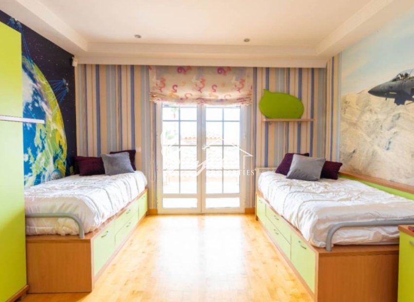 For sale villa with garden and pool in Torrevieja. ID 1814