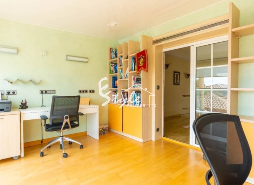 For sale villa with garden and pool in Torrevieja. ID 1814