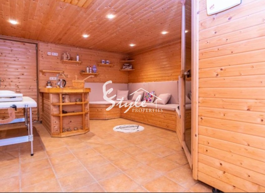 For sale villa with garden and pool in Torrevieja. ID 1814