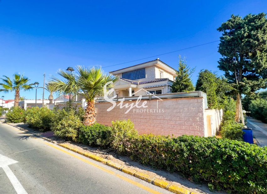 For sale villa with private pool few steps from the beach in La Mata, Costa Blanca,Spain. ID1718