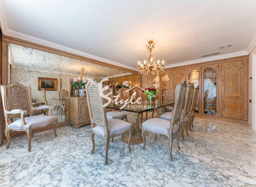 Купить эксклюзивную виллу на море с прекрасным садом и бассейном в Los Balcones, Торревьеха, на Коста Бланке. ID 6316