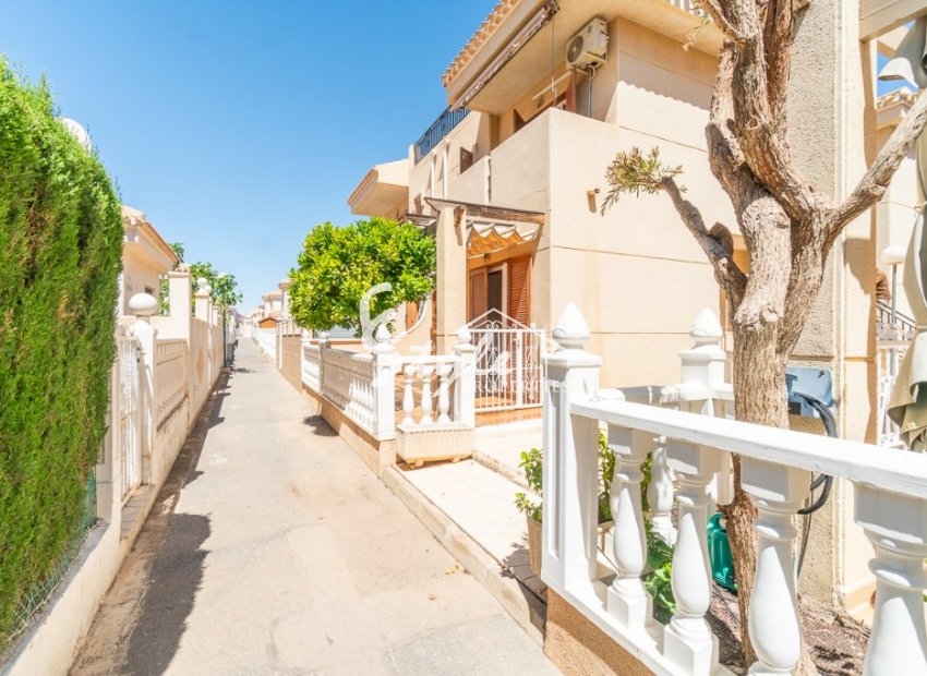 Купить красивый таунхаус в жилом комплексе на Playa Flamenca - Торревьеха. ID 6185