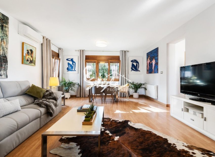 Купить отдельную виллу на море с прекрасным садом и бассейном в Los Balcones, Торревьеха, на Коста Бланке. ID 4254