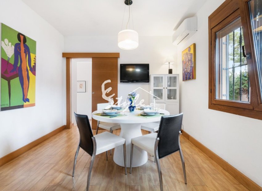 Купить отдельную виллу на море с прекрасным садом и бассейном в Los Balcones, Торревьеха, на Коста Бланке. ID 4254