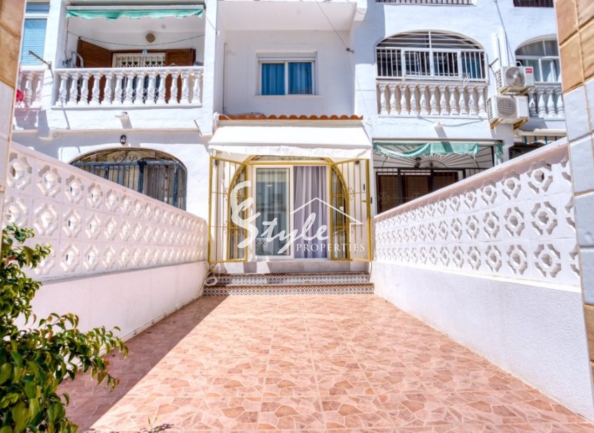 Купить полу-отдельный дом с садом и бассейном в Торревьехе. ID 6342