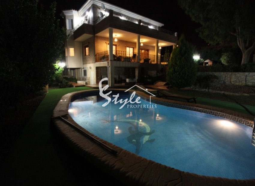 Купить виллу с бассейном и рядом с морем в Сьюдад-Кесада. ID 4316 