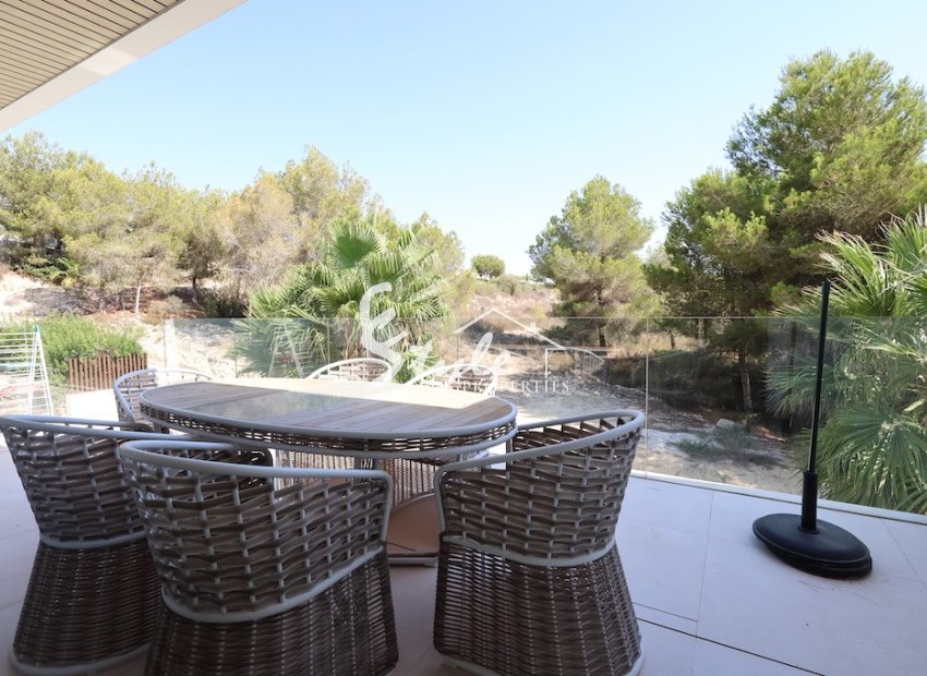 Купить виллу с садом и бассейном рядом с полем для гольфа в загородном клубе Лас-Колинас в  Вилламартин, Ориуэла Коста. id 6319