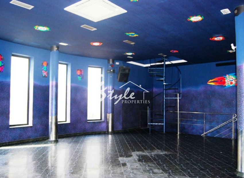 Local comercial en venta en el centro de la ciudad de Torrevieja, Costa Blanca, España. ID081