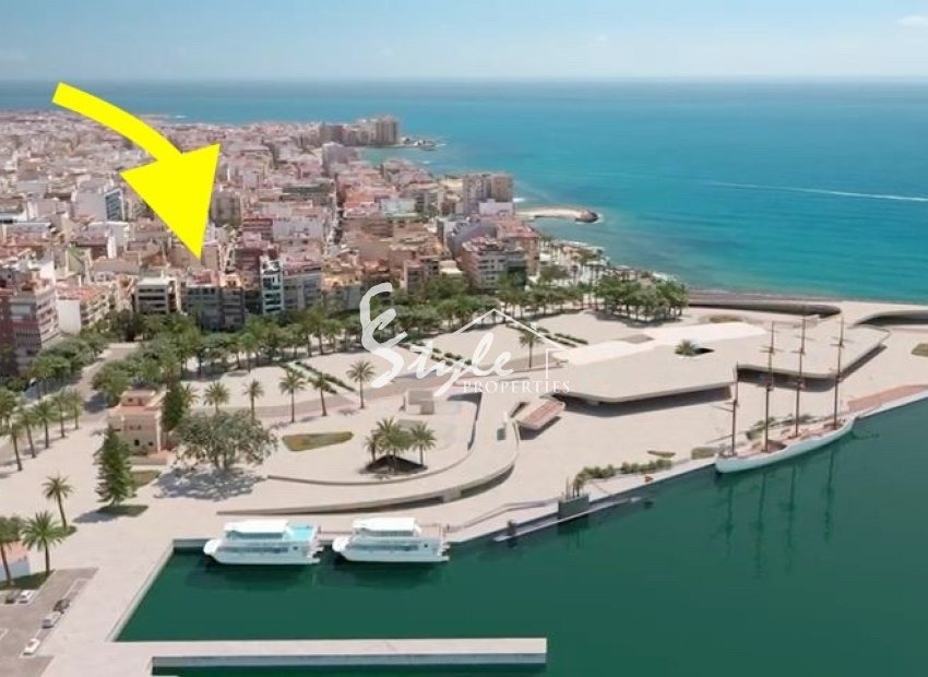 Local comercial en venta en el centro de la ciudad de Torrevieja, Costa Blanca, España. ID081