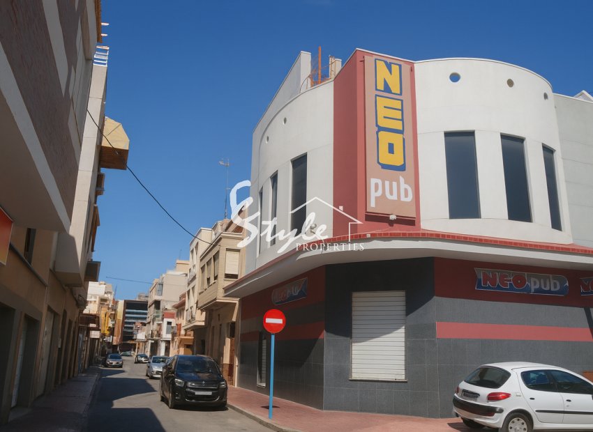 Local comercial en venta en el centro de la ciudad de Torrevieja, Costa Blanca, España. ID081
