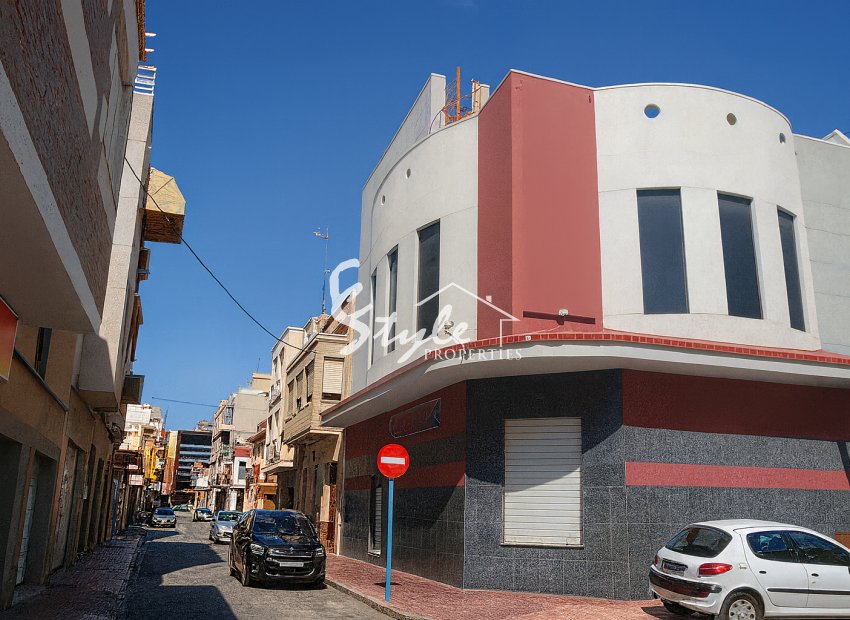 Local comercial en venta en el centro de la ciudad de Torrevieja, Costa Blanca, España. ID081