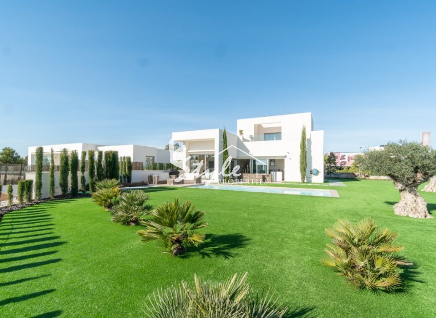 luxury villa for sale with garden and pool near the golf course in Colinas Golf & Country Club de Campoamor