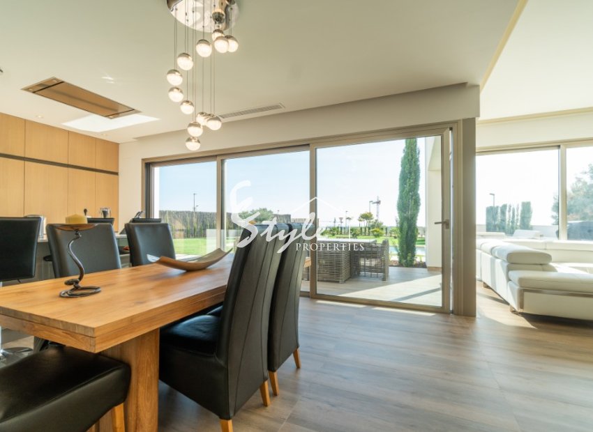 luxury villa for sale with garden and pool near the golf course in Colinas Golf & Country Club de Campoamor