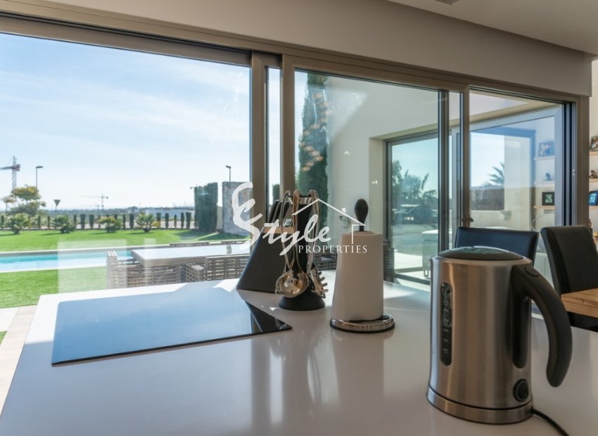 luxury villa for sale with garden and pool near the golf course in Colinas Golf & Country Club de Campoamor