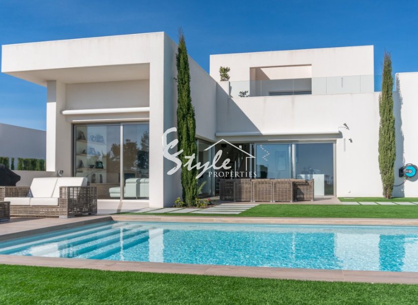 luxury villa for sale with garden and pool near the golf course in Colinas Golf & Country Club de Campoamor