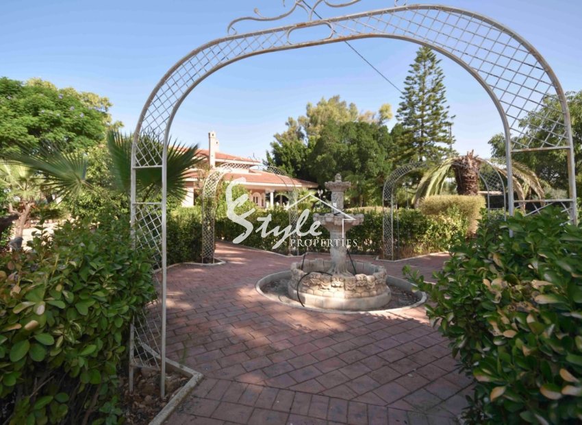 Magnificent rustic house 5 minutes from city for sale in Callosa de Segura, Costa Blanca, Spain. ID1214