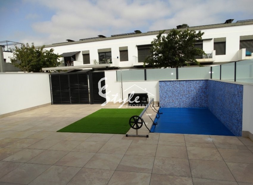 New build townhouses close to the beach in Torre de Horadada, Costa Blaca, Spain. ON1514